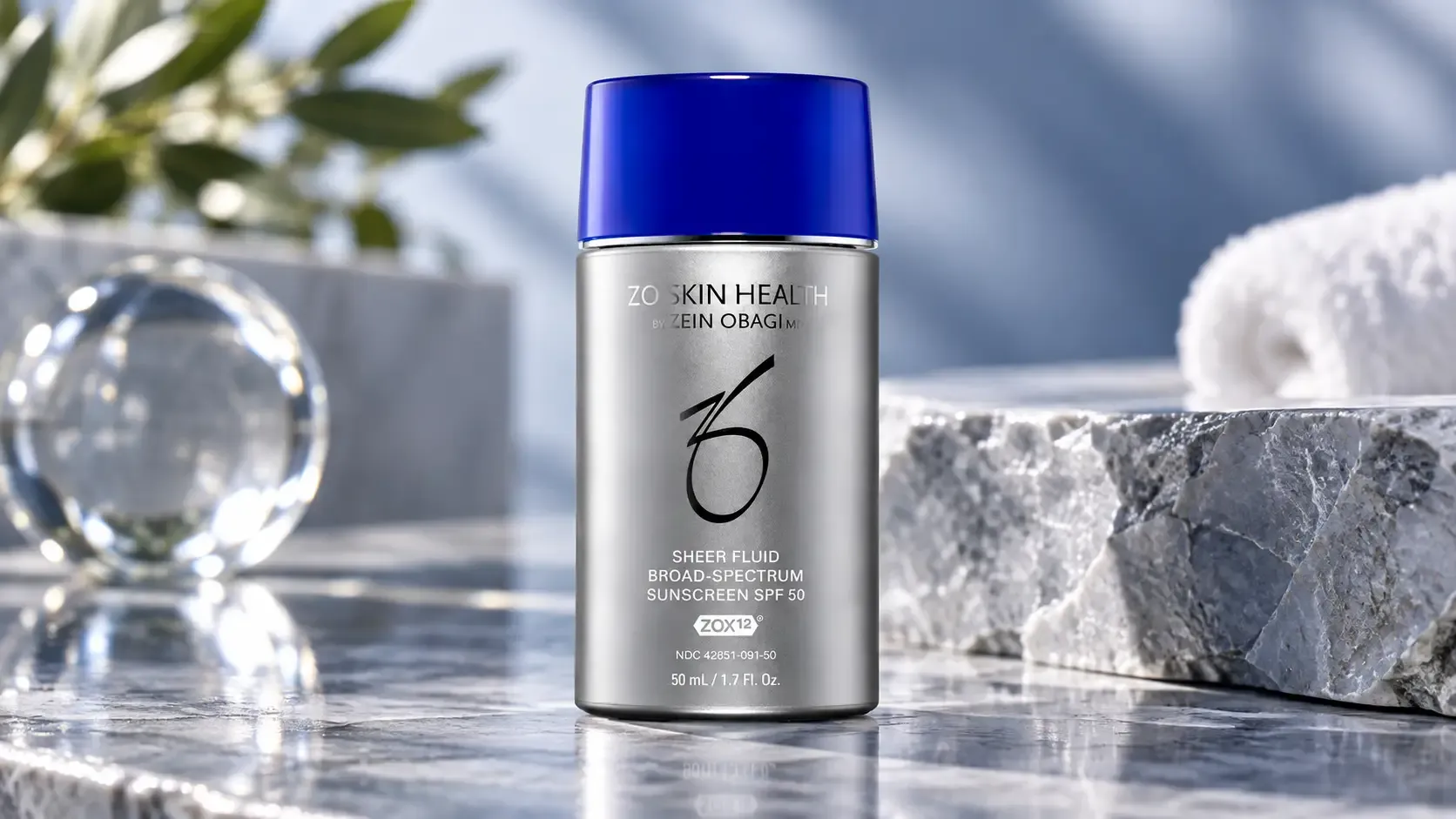 تصوير تجميلي فاخر لعبوة زو سكين هيلث شير فلويد واقي شمس SPF 50 سعة 50 مل بخلفية نظيفة وإضاءة احترافية