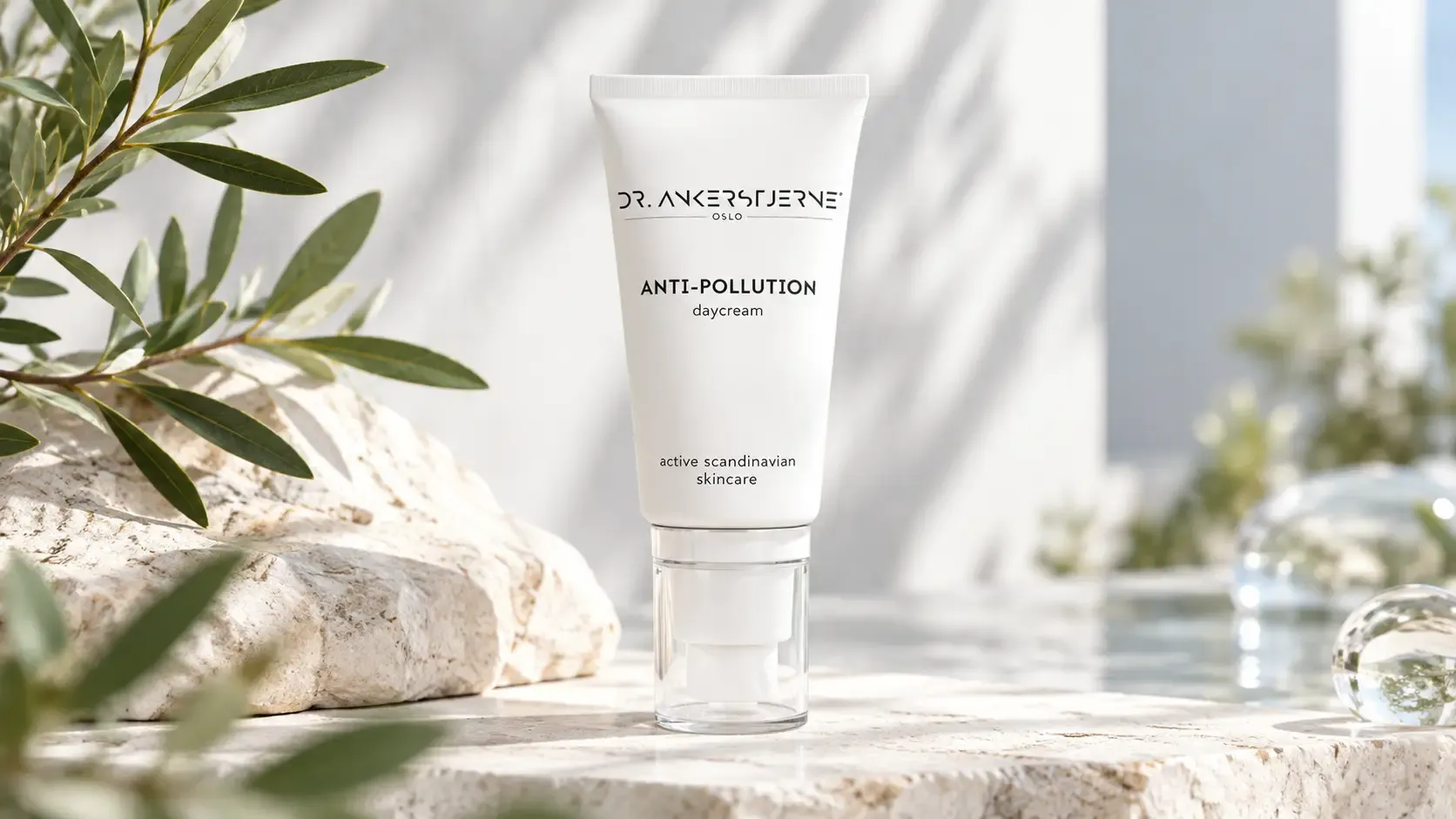دكتور ستاين كريم نهاري مضاد للتلوث - 50 مل 4 عبوة كريم Dr. Ankerstjerne Anti-Pollution Daycream وسط مشهد سبا هادئ مع أحجار بيضاء وزهور ناعمة وأوراق خضراء