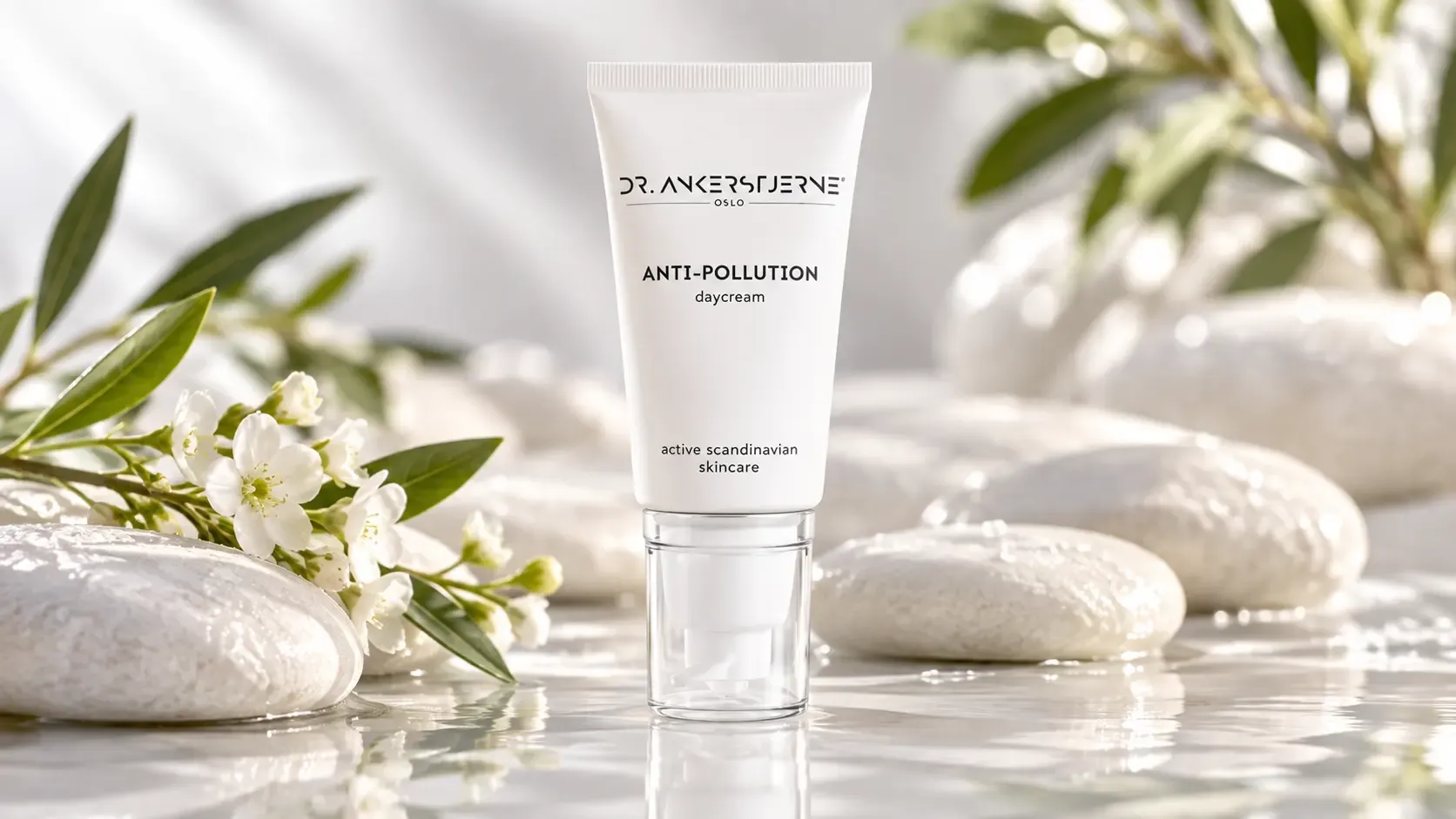 دكتور ستاين كريم نهاري مضاد للتلوث - 50 مل 5 عبوة كريم Dr. Ankerstjerne Anti-Pollution Daycream وسط مشهد سبا هادئ مع أحجار بيضاء وزهور وأوراق خضراء