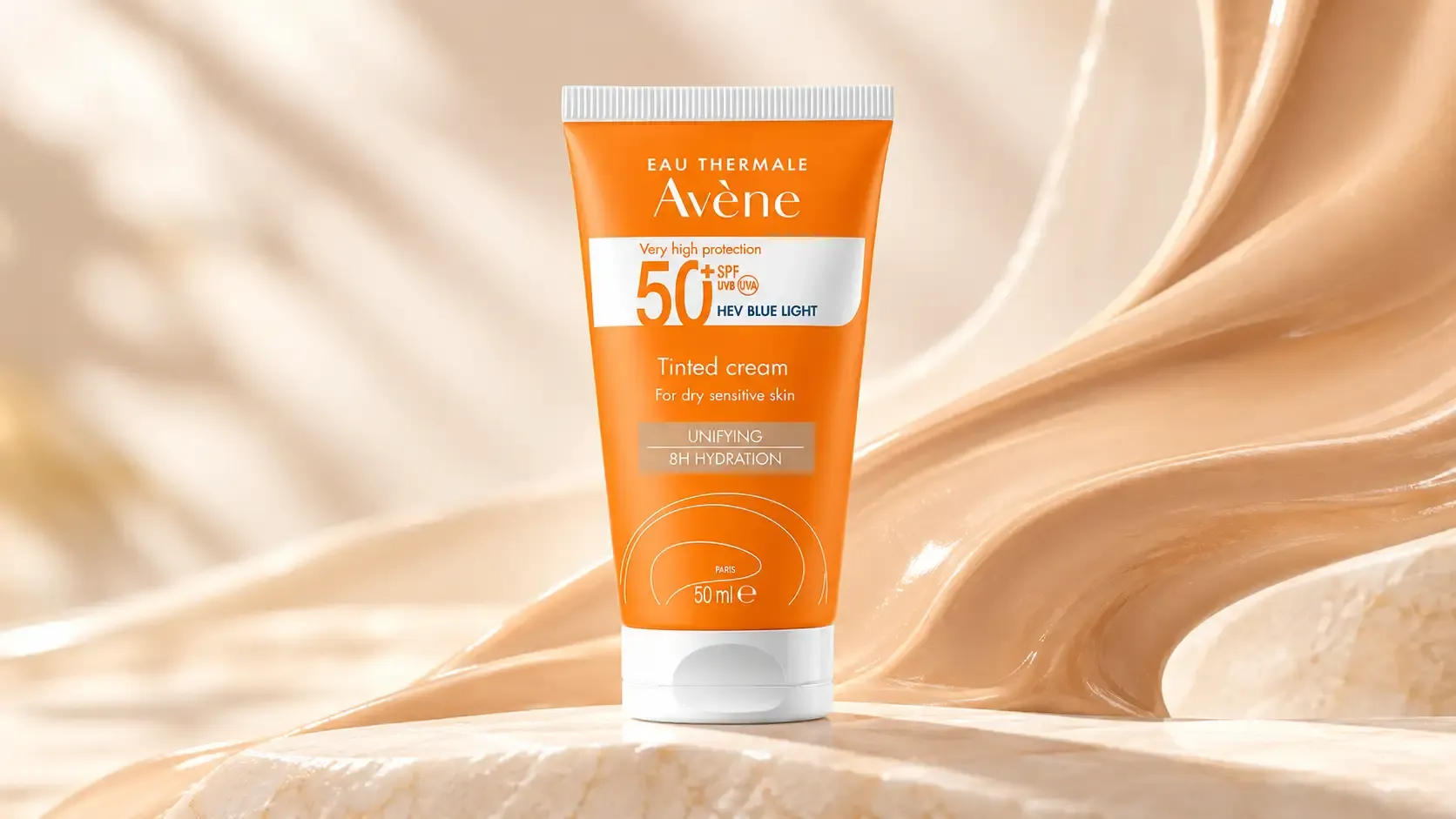 كريم أفين الملون SPF 50+ بحجم 50 مل داخل مشهد مستوحى من المياه المعدنية والانتعاش للبشرة الحساسة