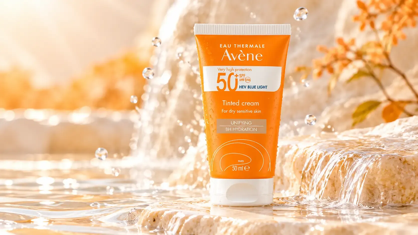 كريم أفين الملون SPF 50+ بحجم 50 مل في مشهد ساحلي هادئ يرمز إلى الحماية اليومية من أشعة الشمس
