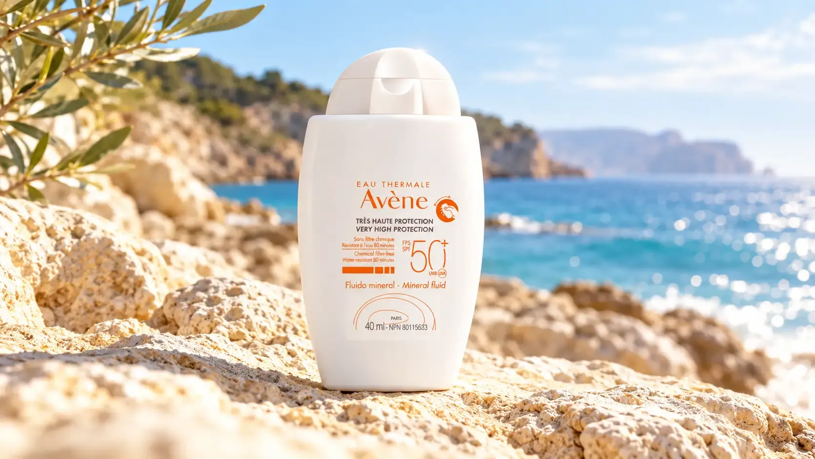 أفين فلويد معدني واقي شمس SPF 50+ بحجم 40 مل على صخور شاطئية أمام البحر في أجواء مشمسة